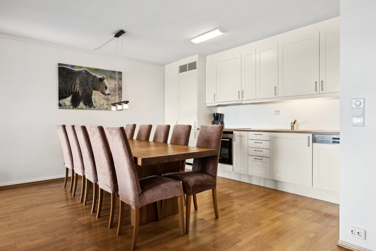 Spisestuen har en fin plassering i tilknytning til kjøkkenet. Her er det et stort spisebord med 10 stoler som medfølger leiligheten. Galleribilde