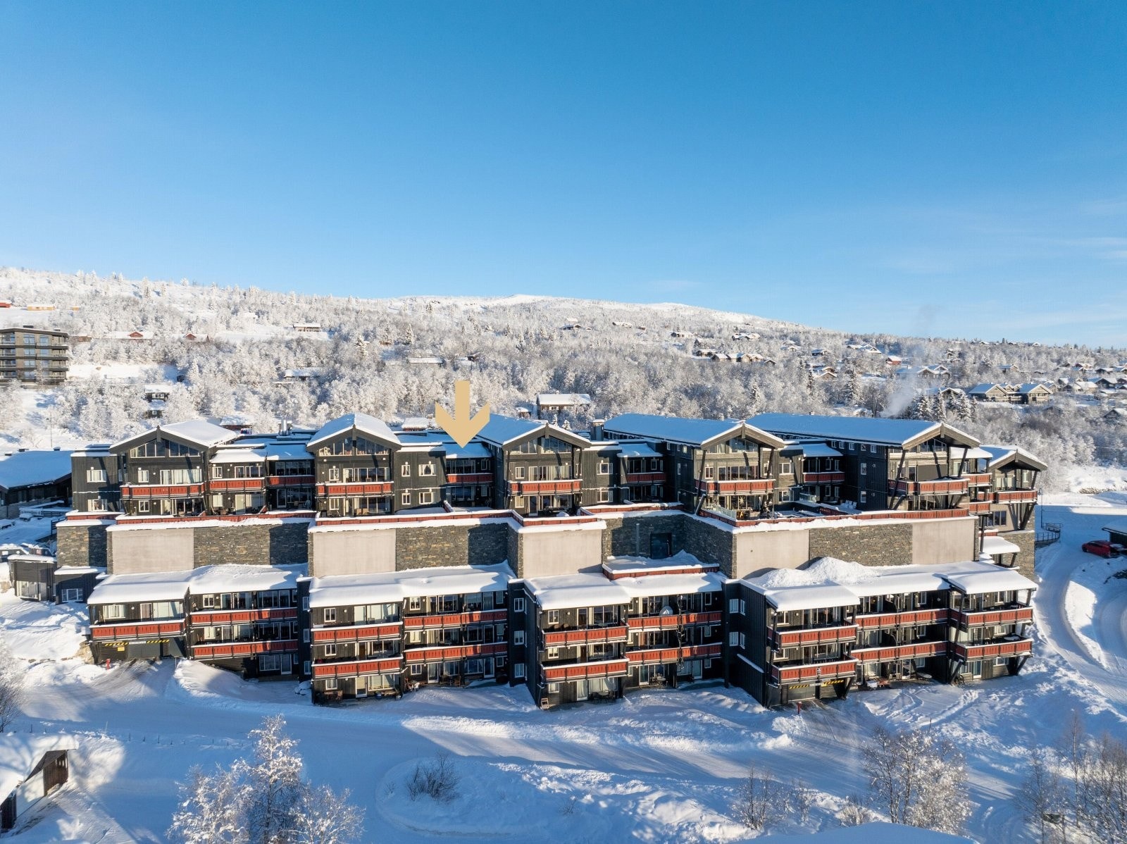 Partner/Eiendomsmegler MNEF Anders Lysholm har her gleden av å presentere leilighet 605 i Stølstunet - en stor og lys leilighet med sentral beliggenhet på Beitostølen. Galleribilde