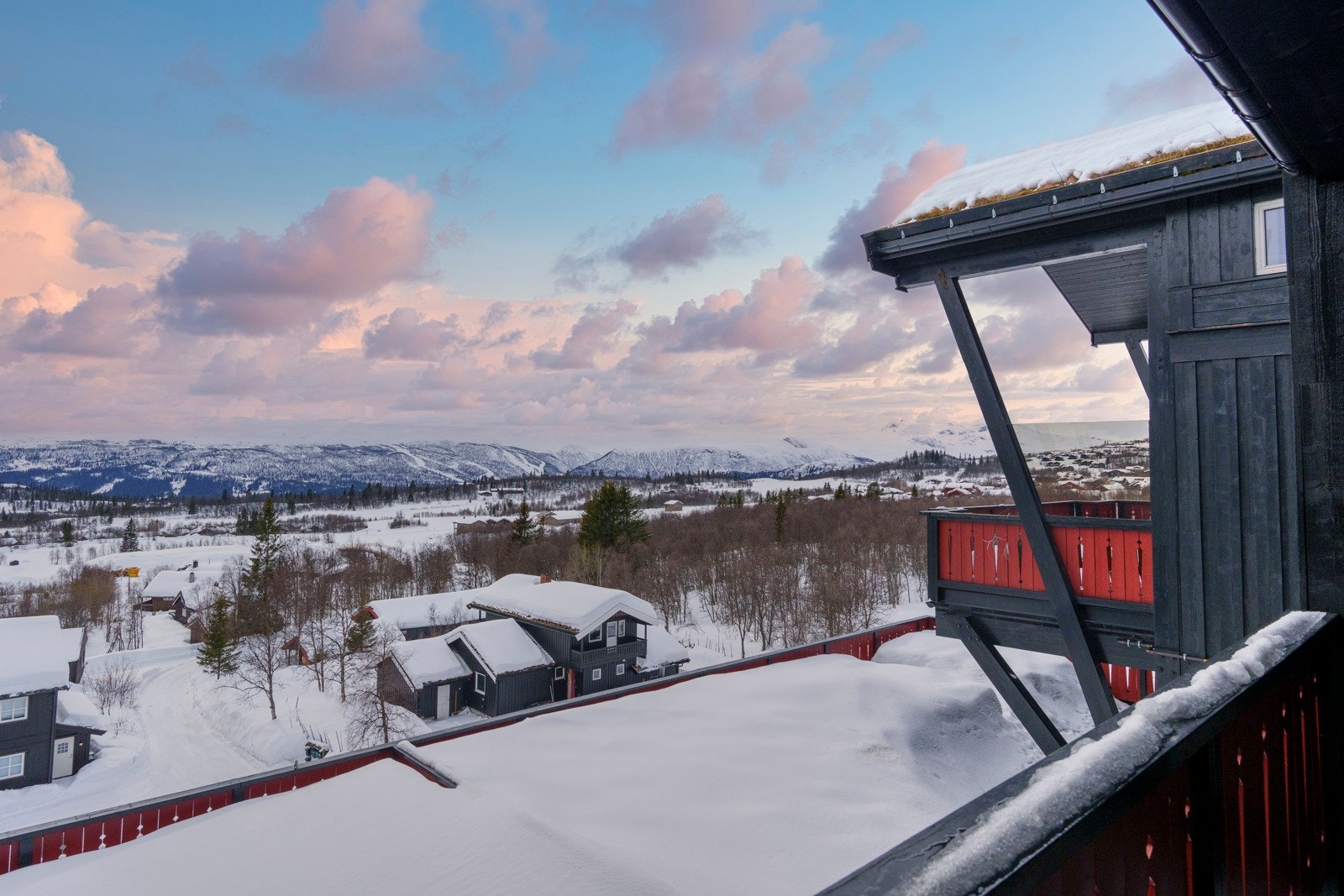 Leiligheten ligger sydvestvendt og har fantastiske solforhold. Man har også nydelig utsikt mot nærområdet rundt. Vinterstid er det oppkjørte skiløyper nesten rett i nærheten. Galleribilde