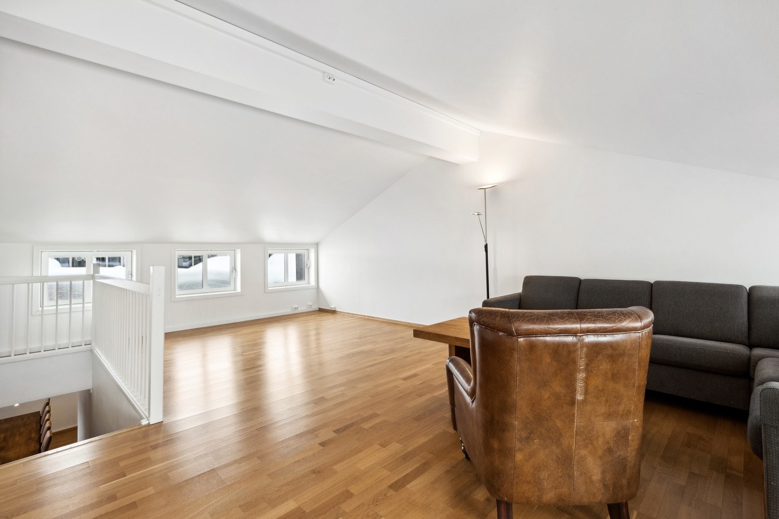 Stuen får godt med naturlig lys fra to sider. Her er det fint å trekke seg tilbake etter en tur i fjellet. Galleribilde