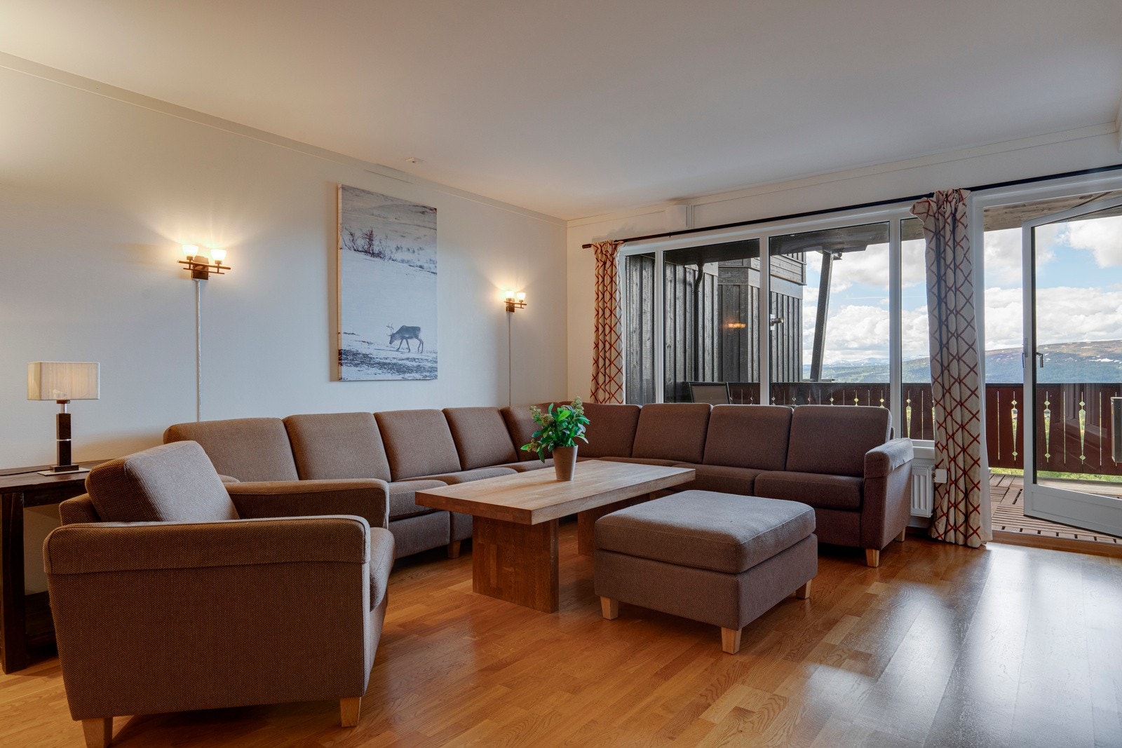 Rommet har parkettgulv og lysmalte overflater. Stuen med øvrige oppholdsrom har vannbåren oppvarming via radiatorer som inngår i fellesutgiftene (betales a konto). Galleribilde