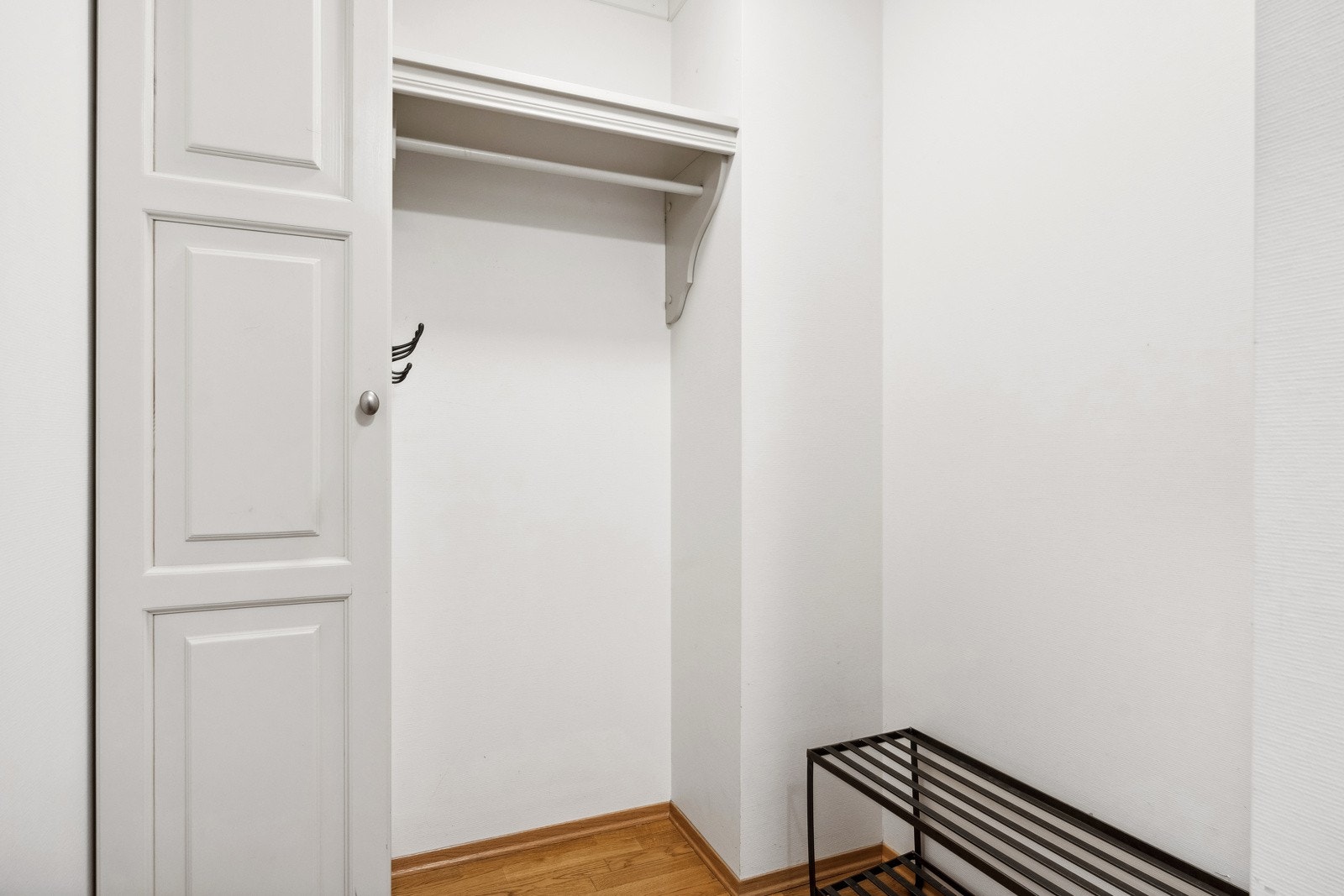 Innenfor entreen er det et praktisk garderoberom for oppheng av ytterklær og sko. Galleribilde