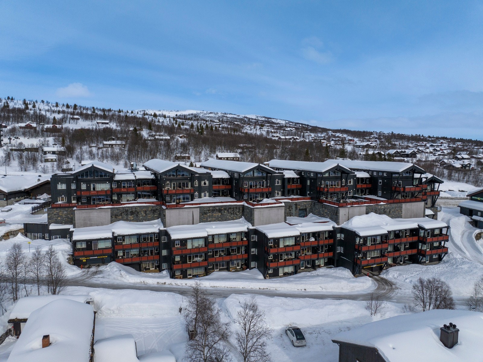 Leiligheten har en sentral beliggenhet på Beitostølen med dagligvarebutikk, vinmonopol, sportsbutikk m.m. i samme bygg. I tillegg er det ca. 5 minutter gangavstand til Beitostølen sentrum med et rikt utvalg av fasiliteter. Galleribilde