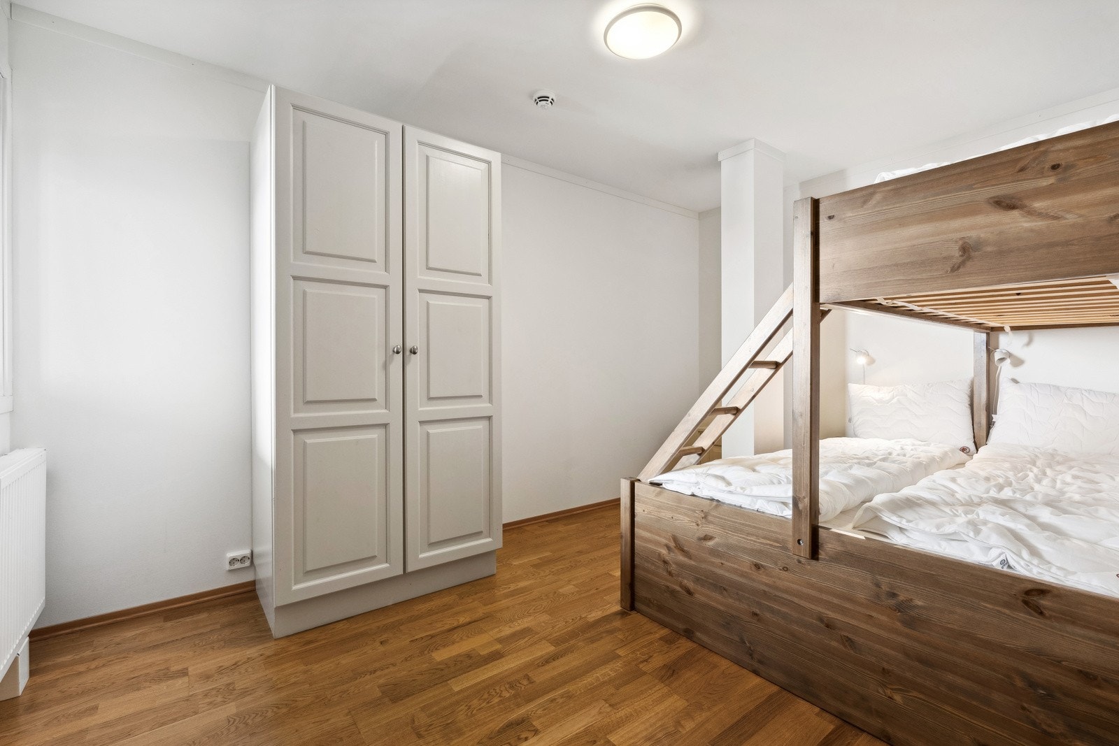 Soverom 1 er innredet med familiekøyeseng og garderobeskap som medfølger. Galleribilde