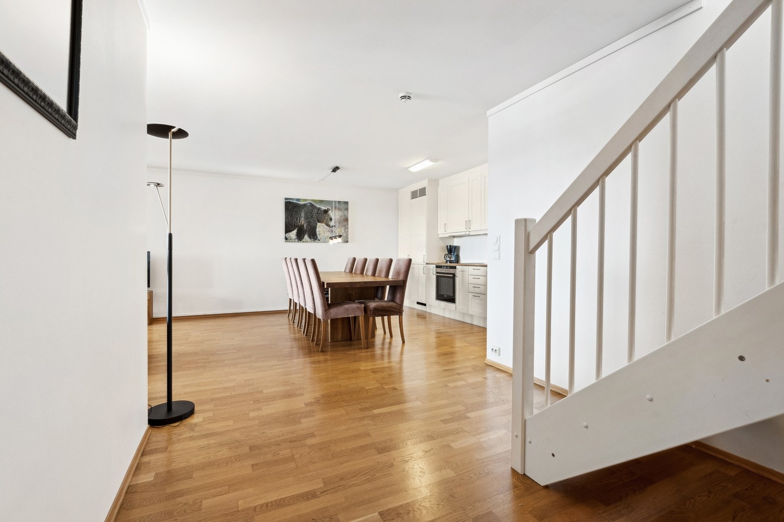 Kjøkkenet og spisestuen sett fra forstuen. Galleribilde