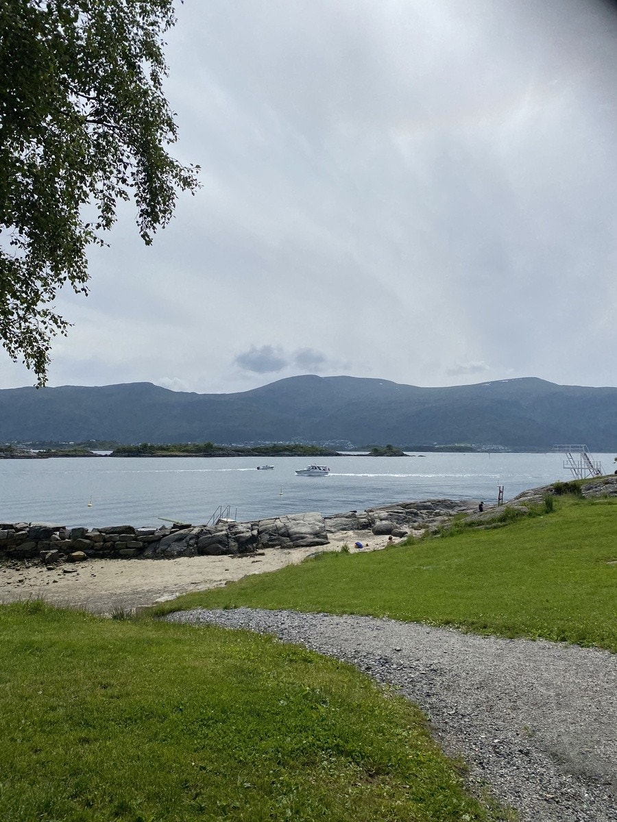 Voldsdalsberga med badeplass, sandstand, volleyball og stupetårn rett utenfor døren. Galleribilde