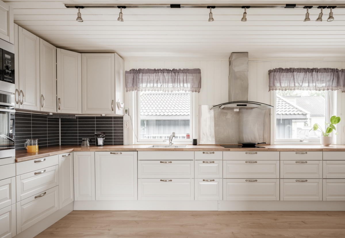 Kjøkken - nytt gulv, nye hvitevarer, nymalt tak osv. Galleribilde