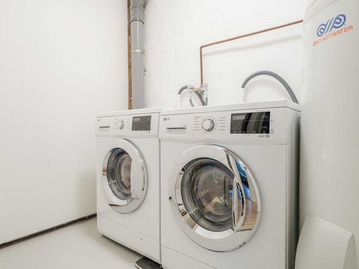 Vaskerom med 2 helt nye kombi vaskemaskin&tørketromler:) Galleribilde