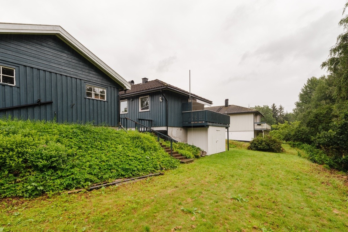 Stor hage - vaktmester fikser gressklipping. Galleribilde