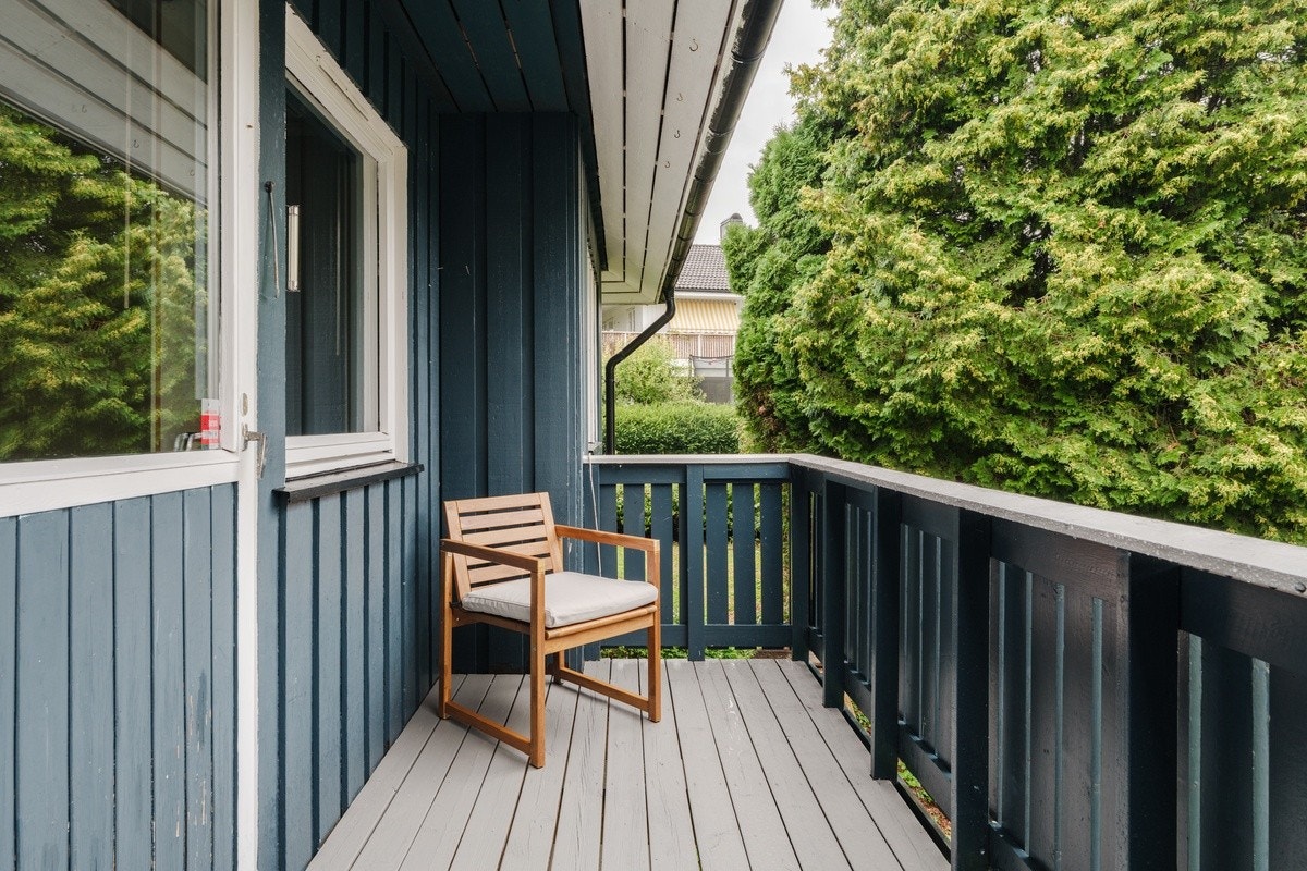 Rom B: Egen balkong (nybeiset gulv) (hagestol følger med) Galleribilde