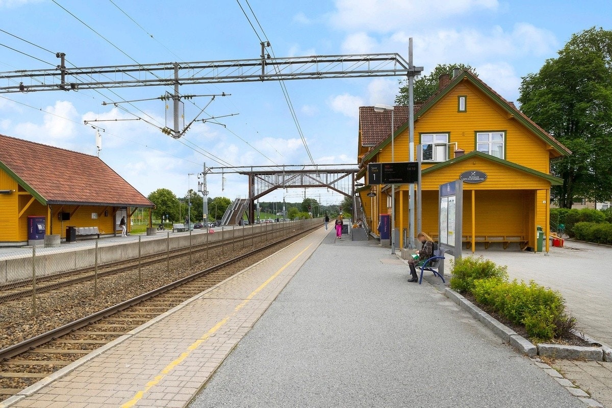 Bussene ved boligen går til og fra Ås stasjon hele tiden - om du f.eks. skal til Oslo! Galleribilde