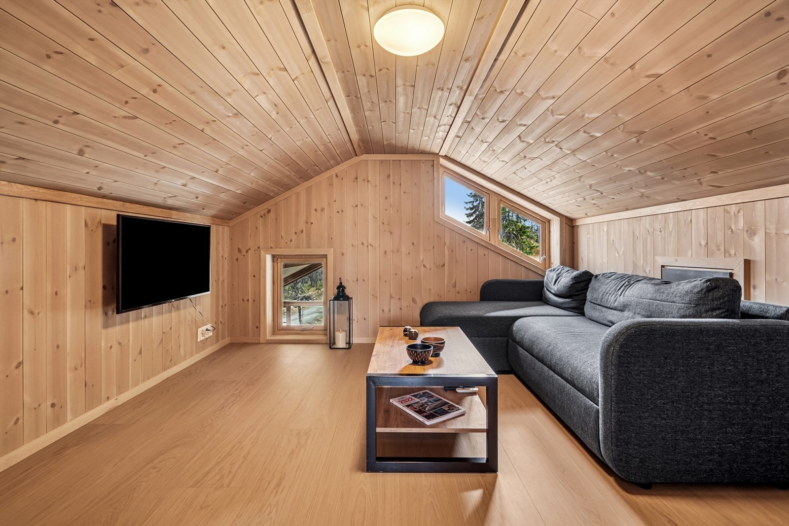 Loftstue. Galleribilde