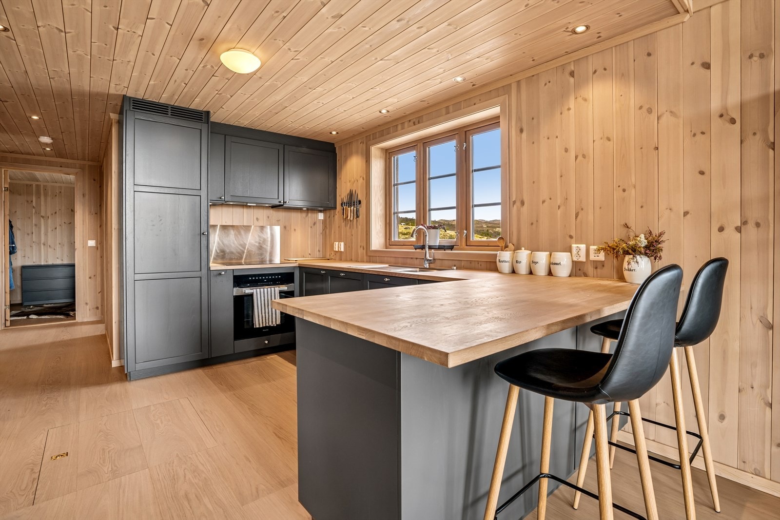 Kjøkkeninnredningen er fra Drømmekjøkkenet og har integrerte hvitevarer. Galleribilde