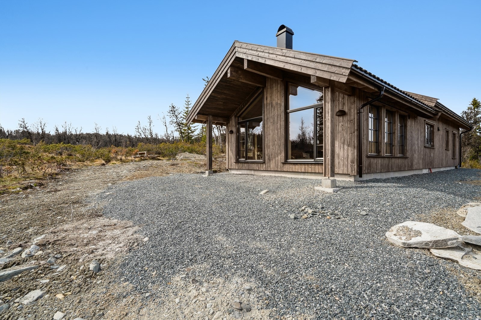 Her kan du få uteplassen som du vil, med f.eks platting, heller eller naturtomt. Galleribilde