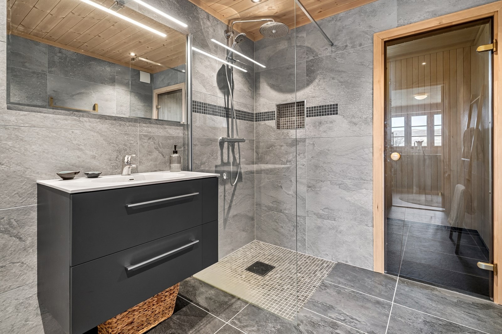 Flislagt bad med mulighet for å innrede badstue. Galleribilde