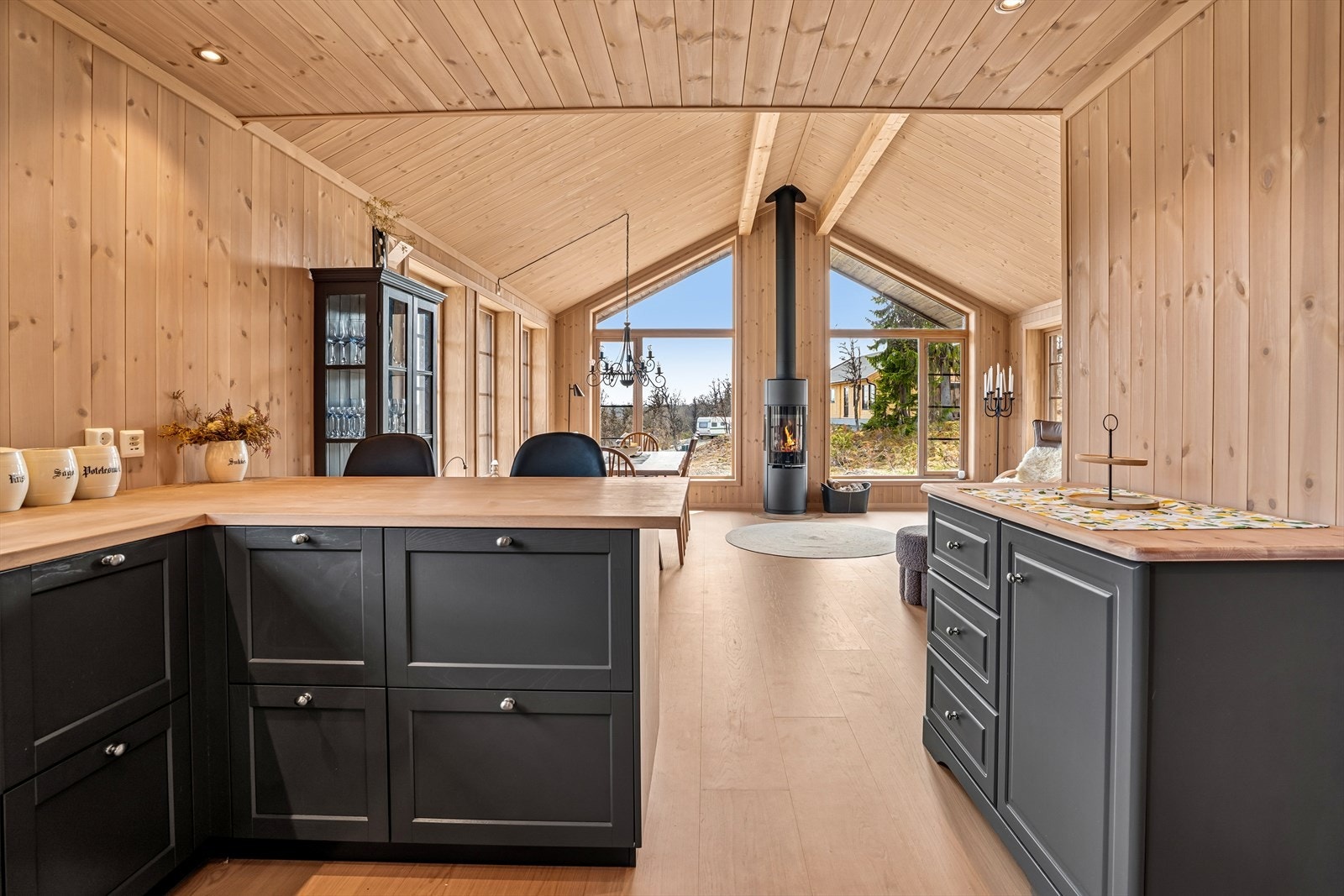 Åpen kjøkkenløsning mot stuen. Galleribilde