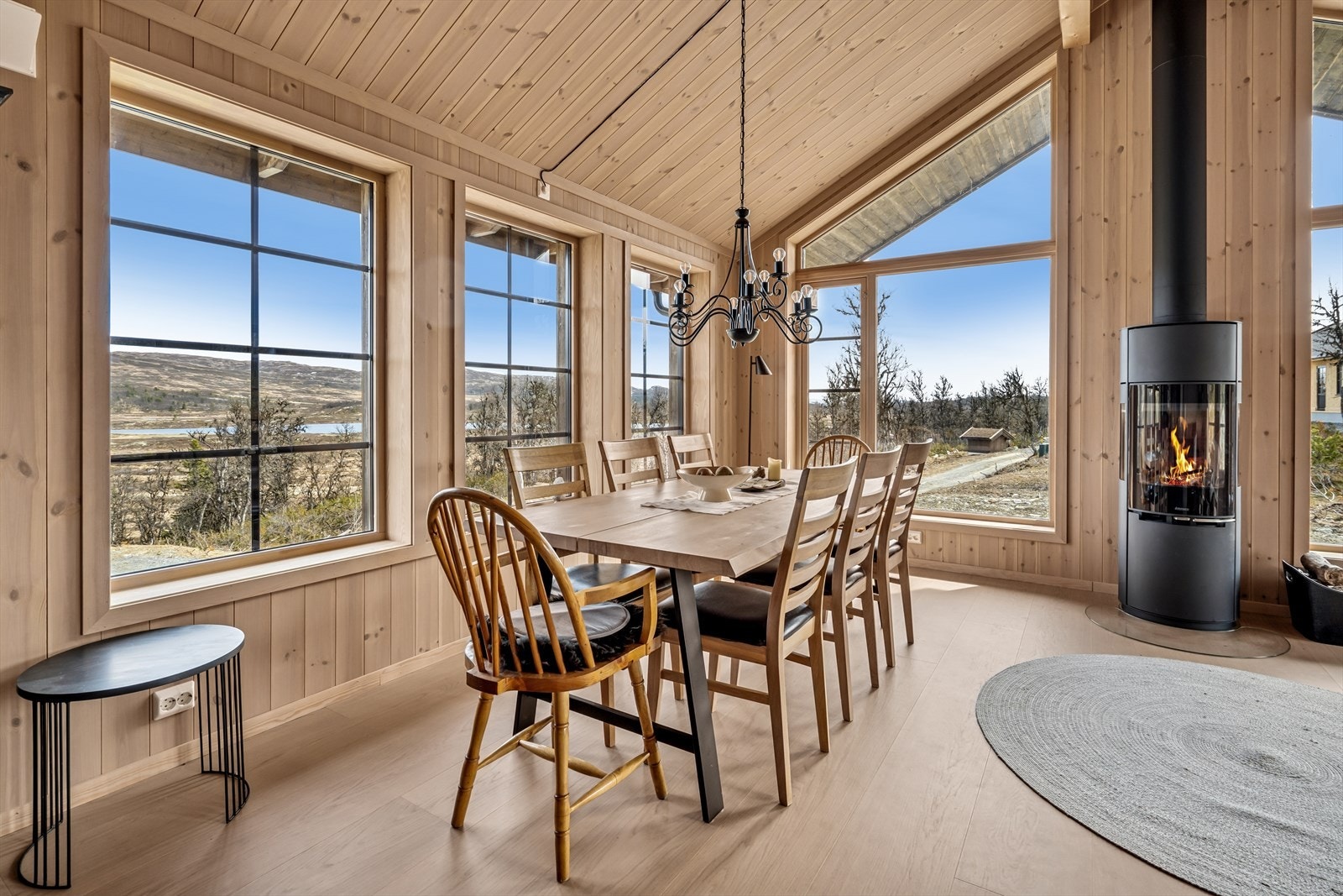 Store vinduer i stuen hvor du kan nyte fantastisk utsikt. Galleribilde