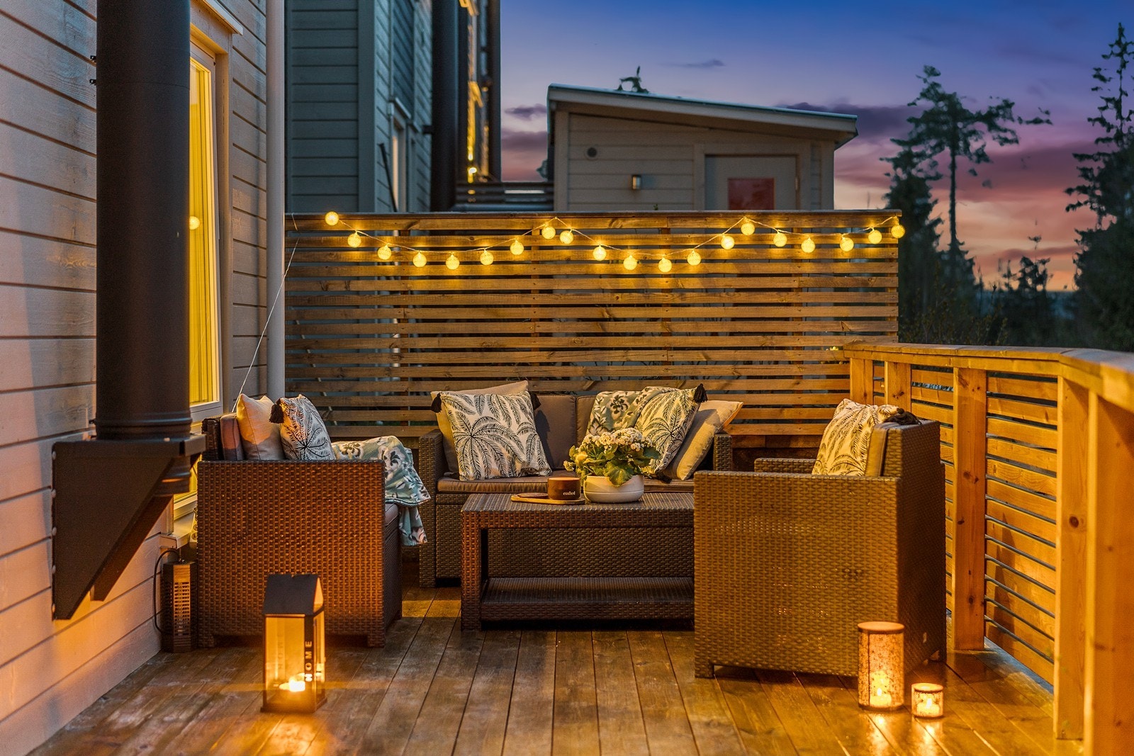 Det er god plass til utemøbler på begge sider av boligen! Galleribilde