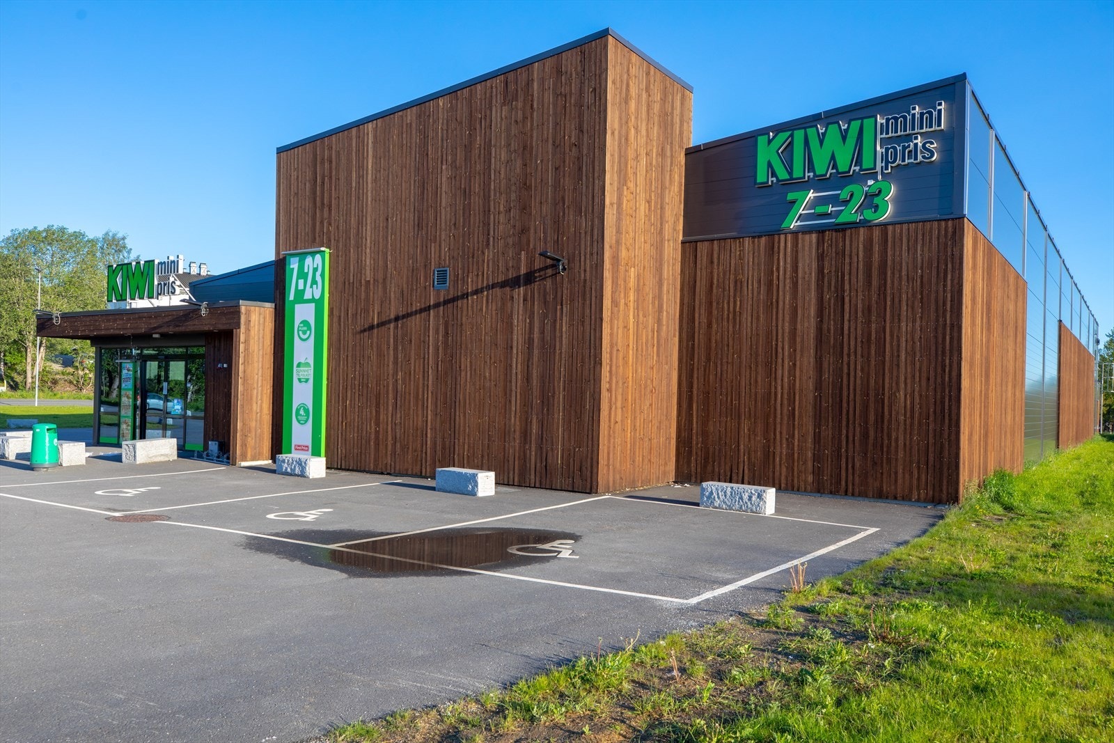 Dagligvarehandel kan du foreta bl.a. på Eltonåsen Kiwi som ligger ca. 10 minutters gangavstand fra boligen! Galleribilde