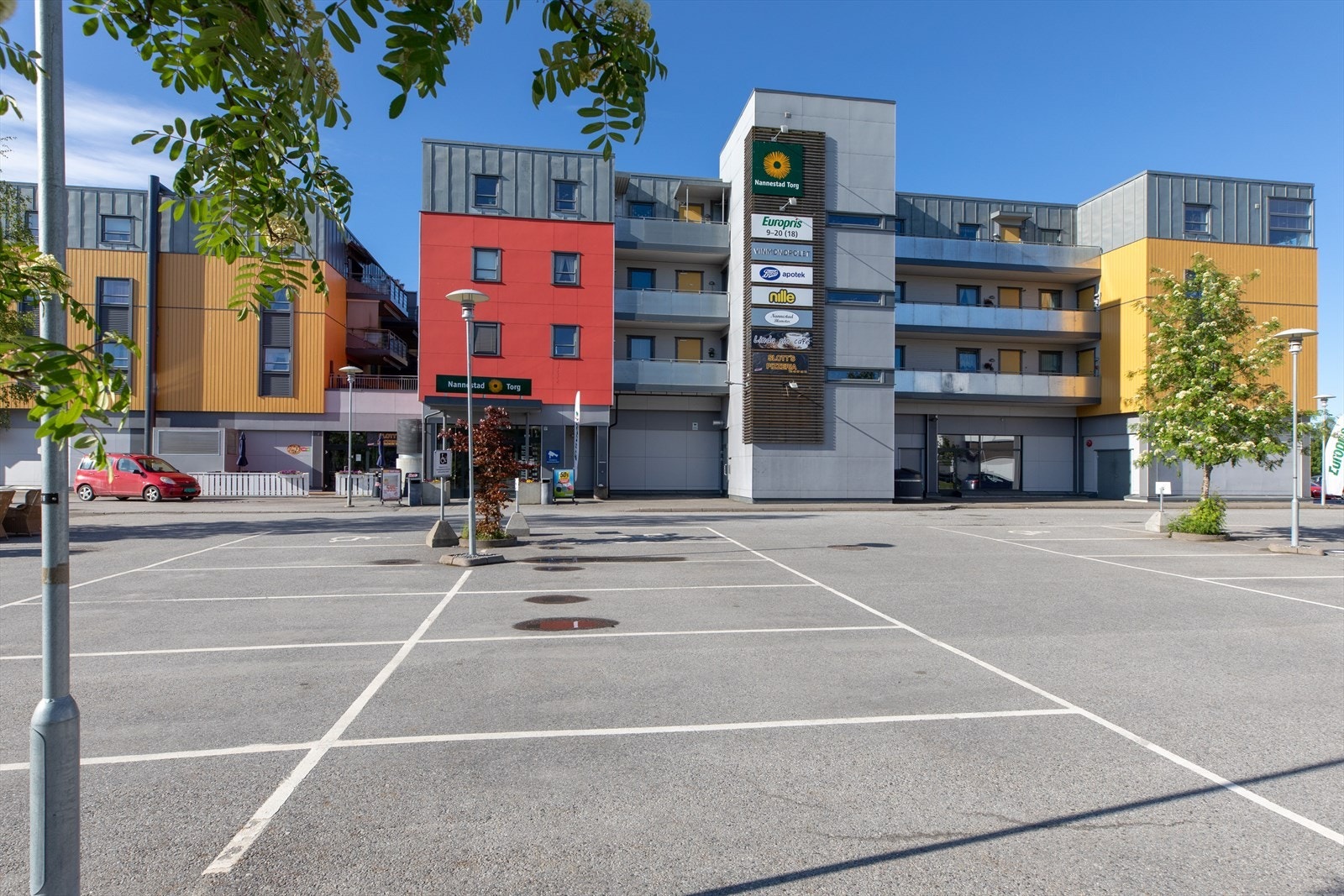 En kort kjøretur fra boligen ligger Nannestad torg. Her er det både Rema, Kiwi, spisesteder, bokhandel, apotek, vinmonopol og mer! Galleribilde