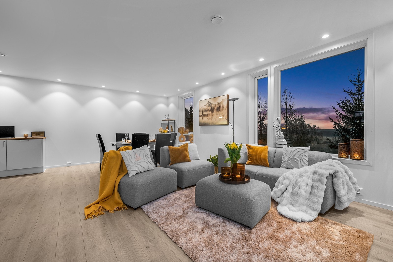 Nadeem Bokhari v/Nordvik Eiendomsmegling har gleden av å presentere et trivelig familievennlig rekkehus over to plan med god beliggenhet! Galleribilde