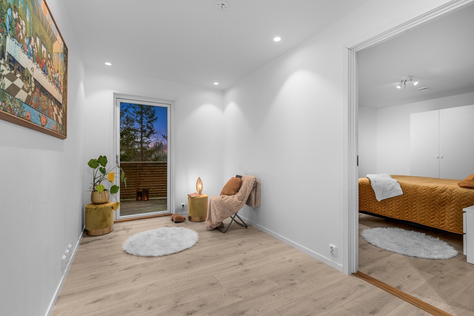 Stuen i underetasje er også koselig og det er tilgang til hoved soverommet samt terrassen! Galleribilde