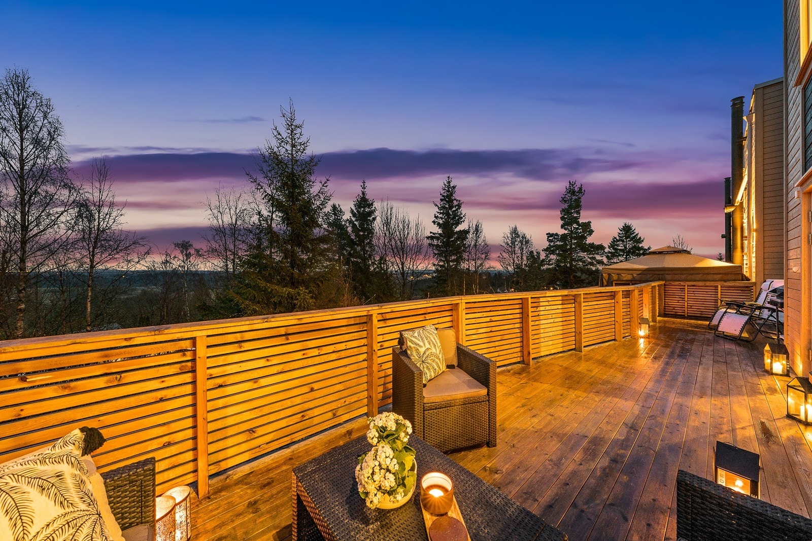 Med en så romslig uteplass kan du lett innrede i flere soner, perfekt når du har venner og familie på besøk! Galleribilde