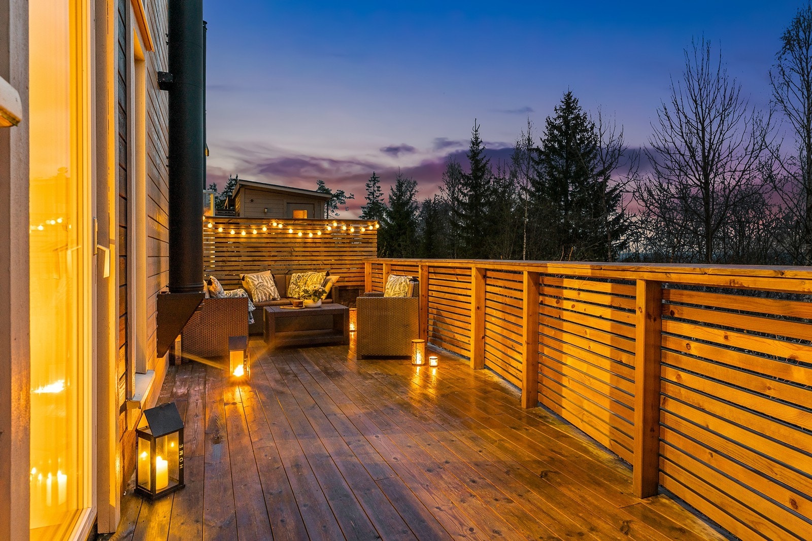 Det er utgang fra stuen i underetasje til romslig terrasse, vendt mot nordøst! Galleribilde