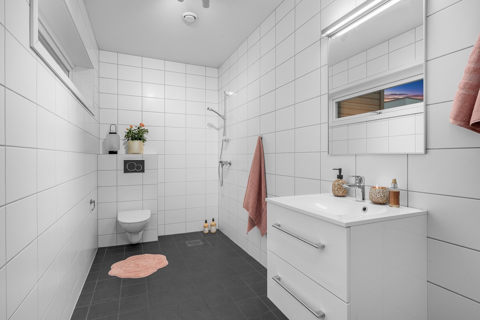 Stort bad/wc i 1. etasje med åpen dusjløsning! Galleribilde