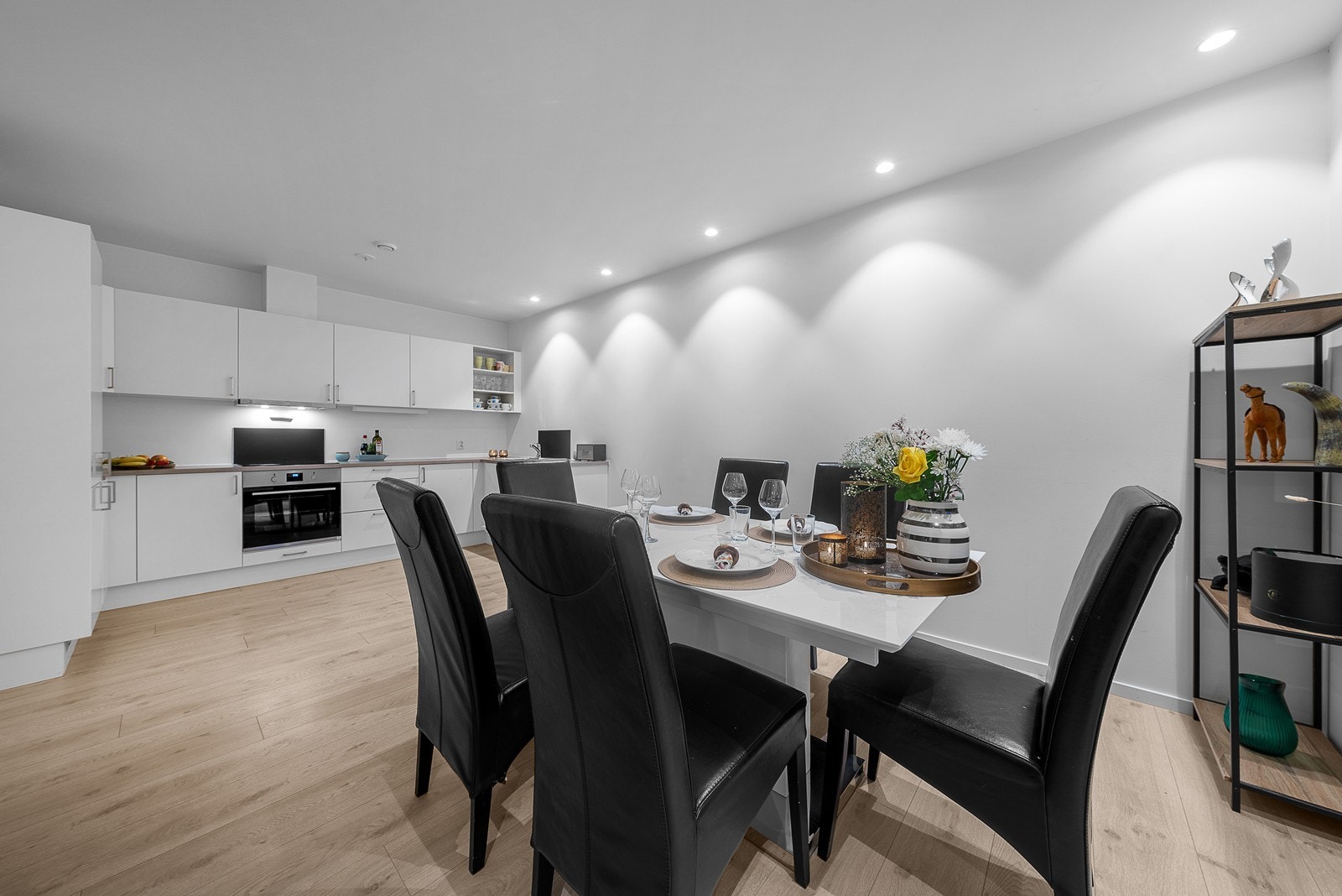 Det er plass til et stort spisebord ved kjøkkenet! Galleribilde