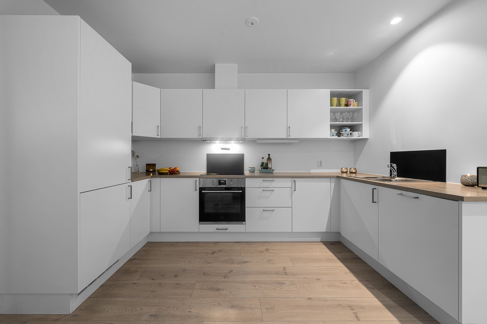 Lys innredning med slette fronter og god skap/benkeplass! Galleribilde