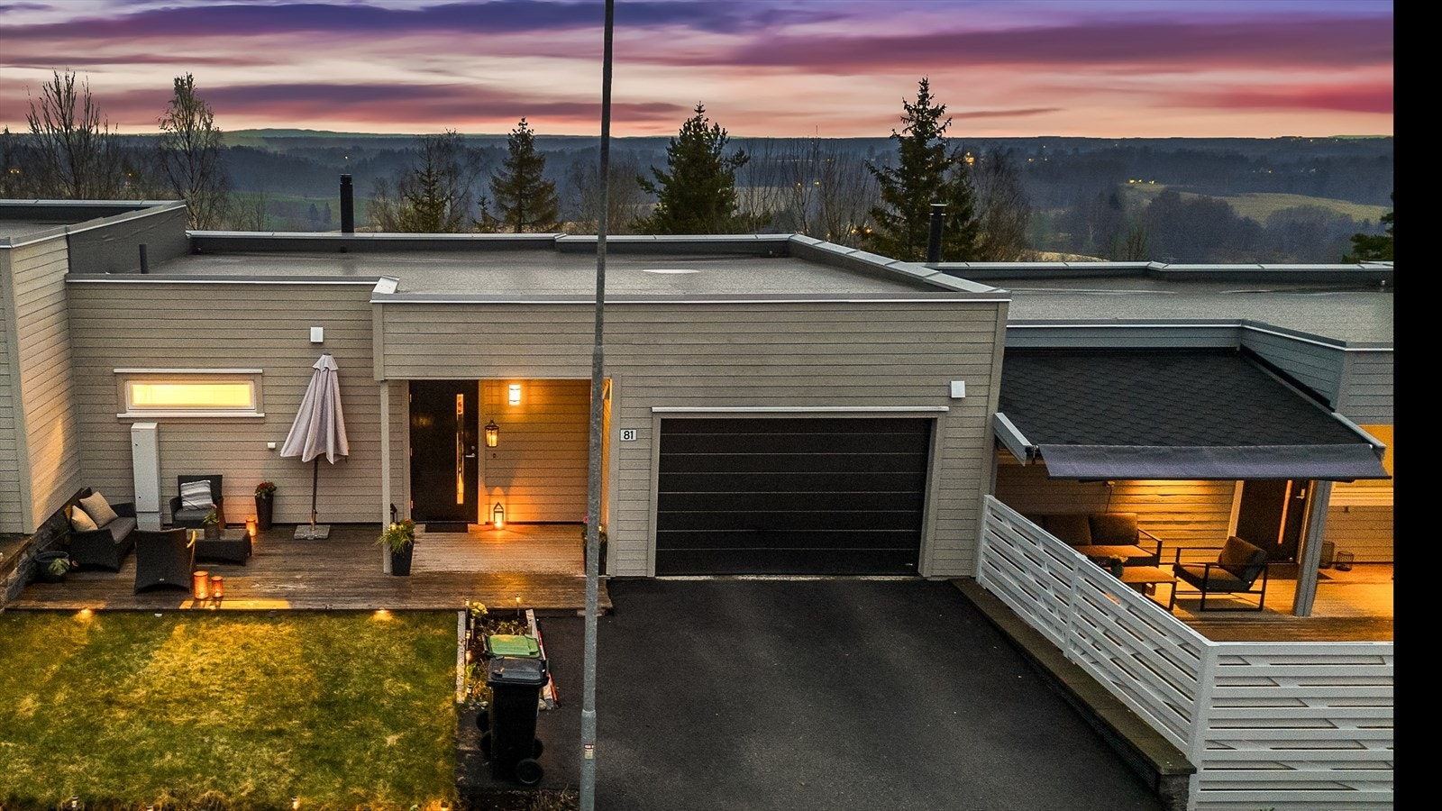 Enkel og praktsik tilgang til boligen. Bilen parkerer du i medfølgende garasje og der er asfaltert oppstillingsplass foran garasje! Galleribilde