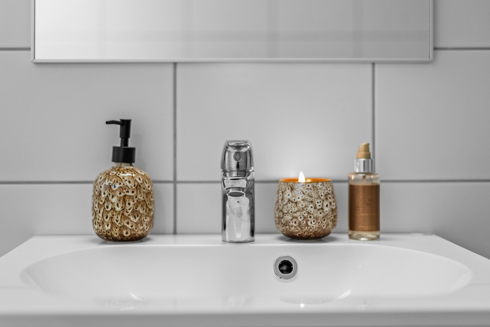 Innredning med slette fronter, heldekkende servant med 1-greps blandebatteri og speil med belysning over! Galleribilde