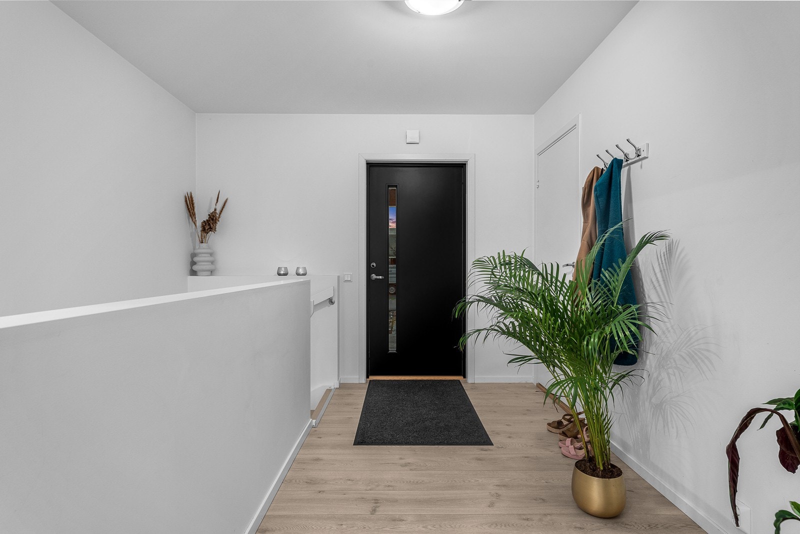 Lys og innbydende entre med tilgang til baderom og trapp ned til underetasje! Galleribilde