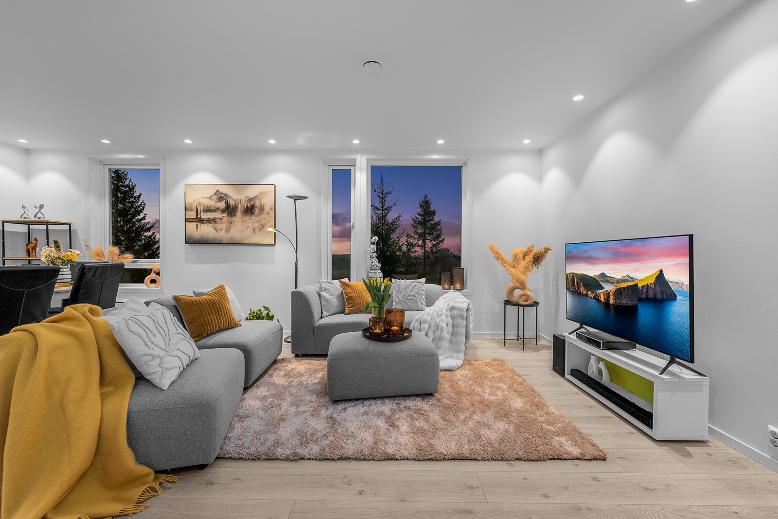 Innbydende stue med god plass til sofaløsning og tilhørende møblement! Galleribilde