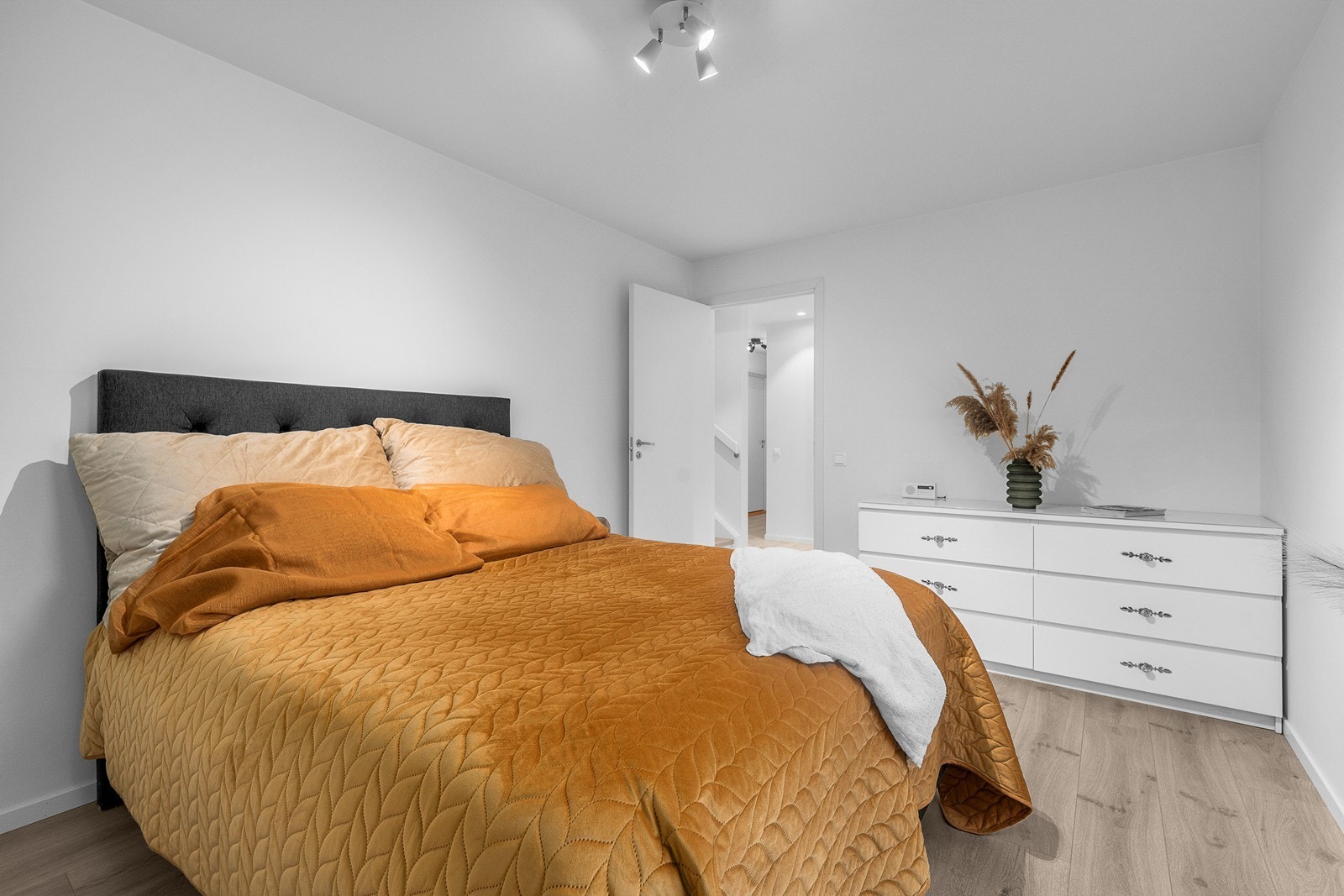 Lyst og komfortabelt soverom med god plass til dobbeltseng og tilhørende møbler! Galleribilde