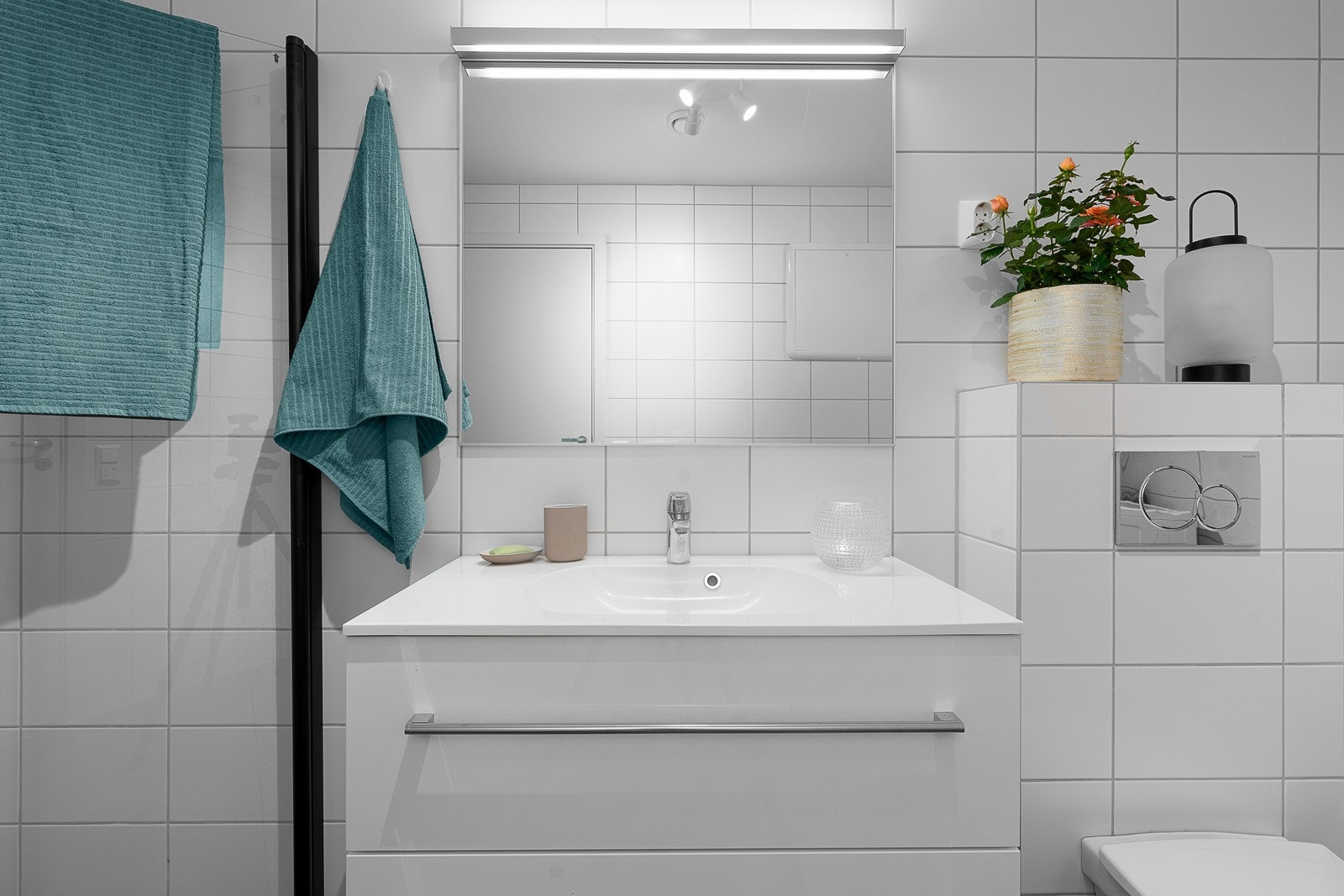 Innredning med slette fronter, heldekkende servant med 1-greps blandebatteri og speil med belysning over! Galleribilde