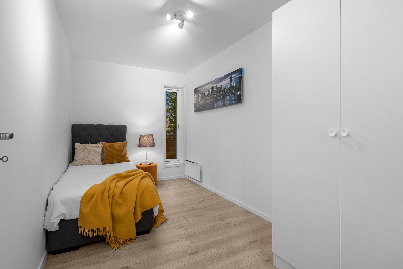 Soverom 2 i underetasje med tilhørende garderobeskap! Galleribilde