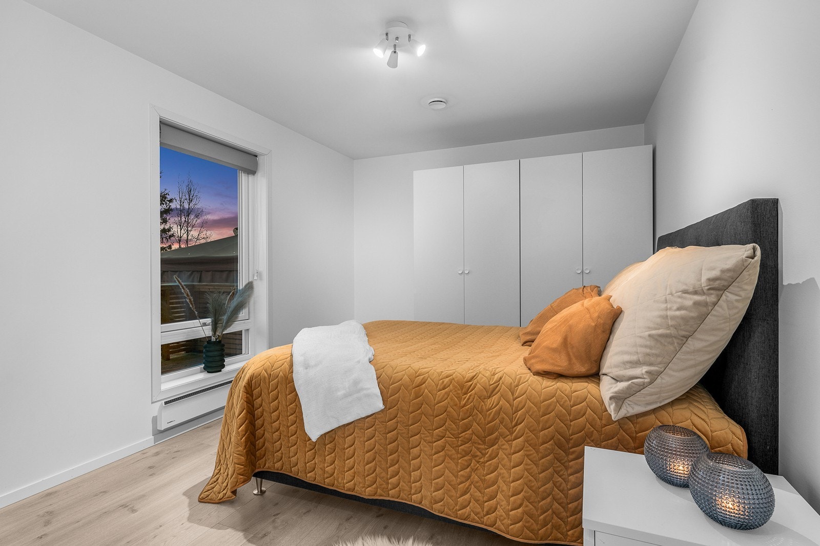 Det medfølger garderobeskap i dette rommet også! Galleribilde