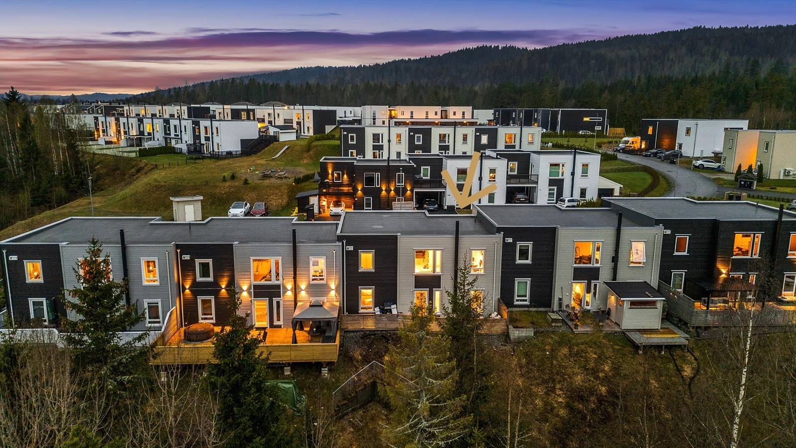 Boligen har en flott og barnevennlig beliggenhet i Lyngåsen, i et nyere etablert boligfelt på Holter i Nannestad kommune. Lyngåsen ligger sentralt i forhold til Gjerdrum, Jessheim og Gardermoen, noe som gjør det til et attraktivt sted å bosette seg! Galleribilde