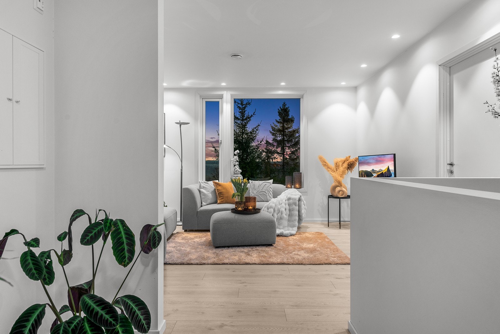 Fra entreen til stue og vedere til kjøkken samt soverom! Galleribilde