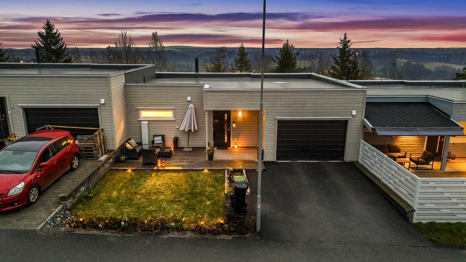 Bilen parkerer du i medfølgende garasje på ca. 25 kvm og det er oppstillingsplass foran garasje! Galleribilde