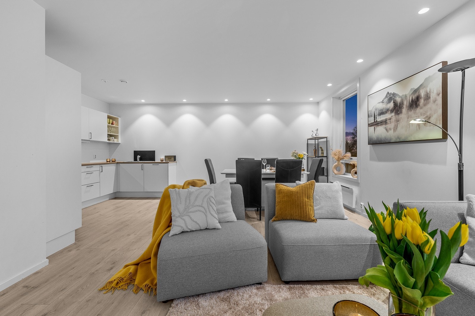 Praktisk og romslig åpen løsning ifm. spisestue/kjøkken! Galleribilde