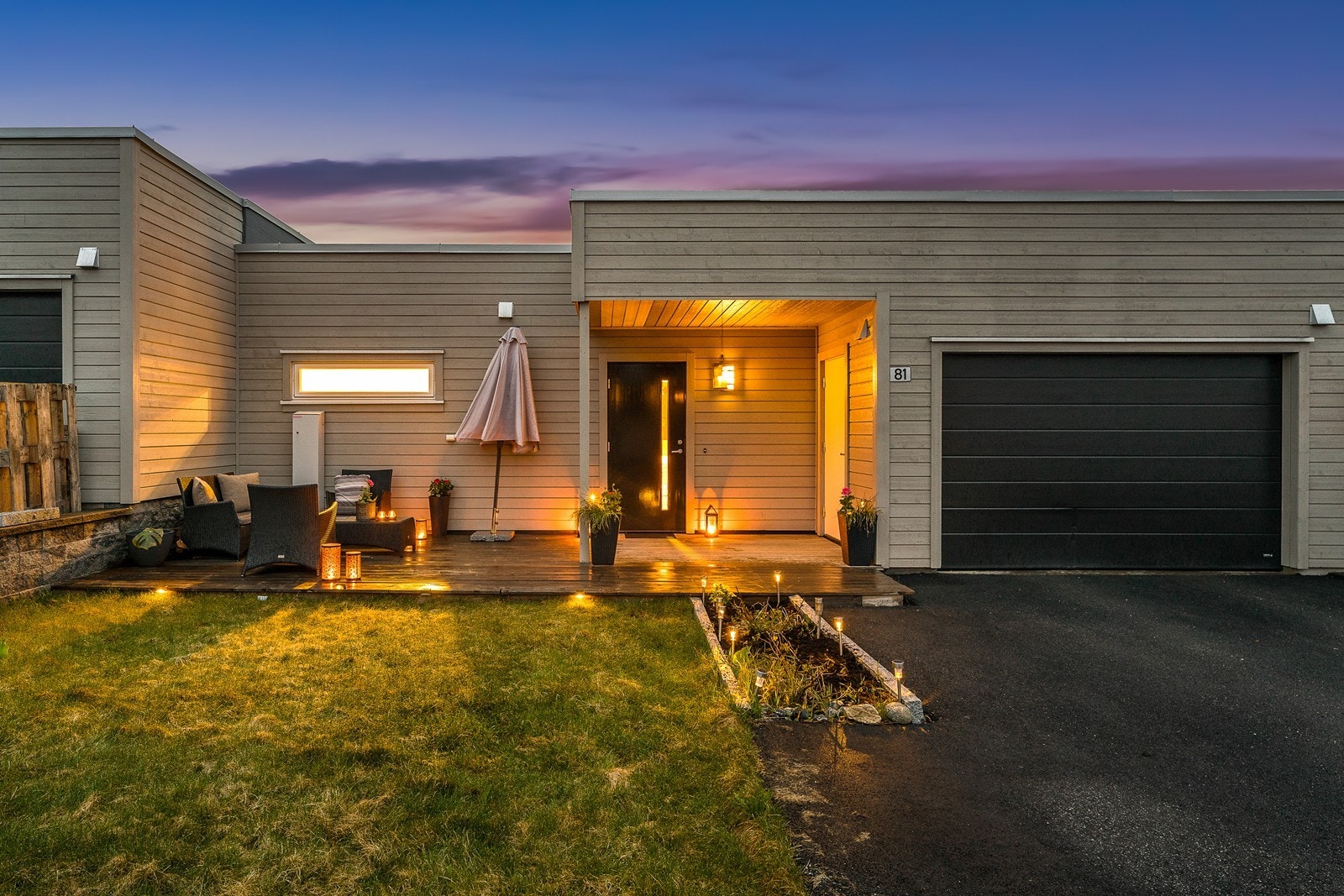 Inngang til boligen via en trivelig uteplass med plen og platting! Galleribilde