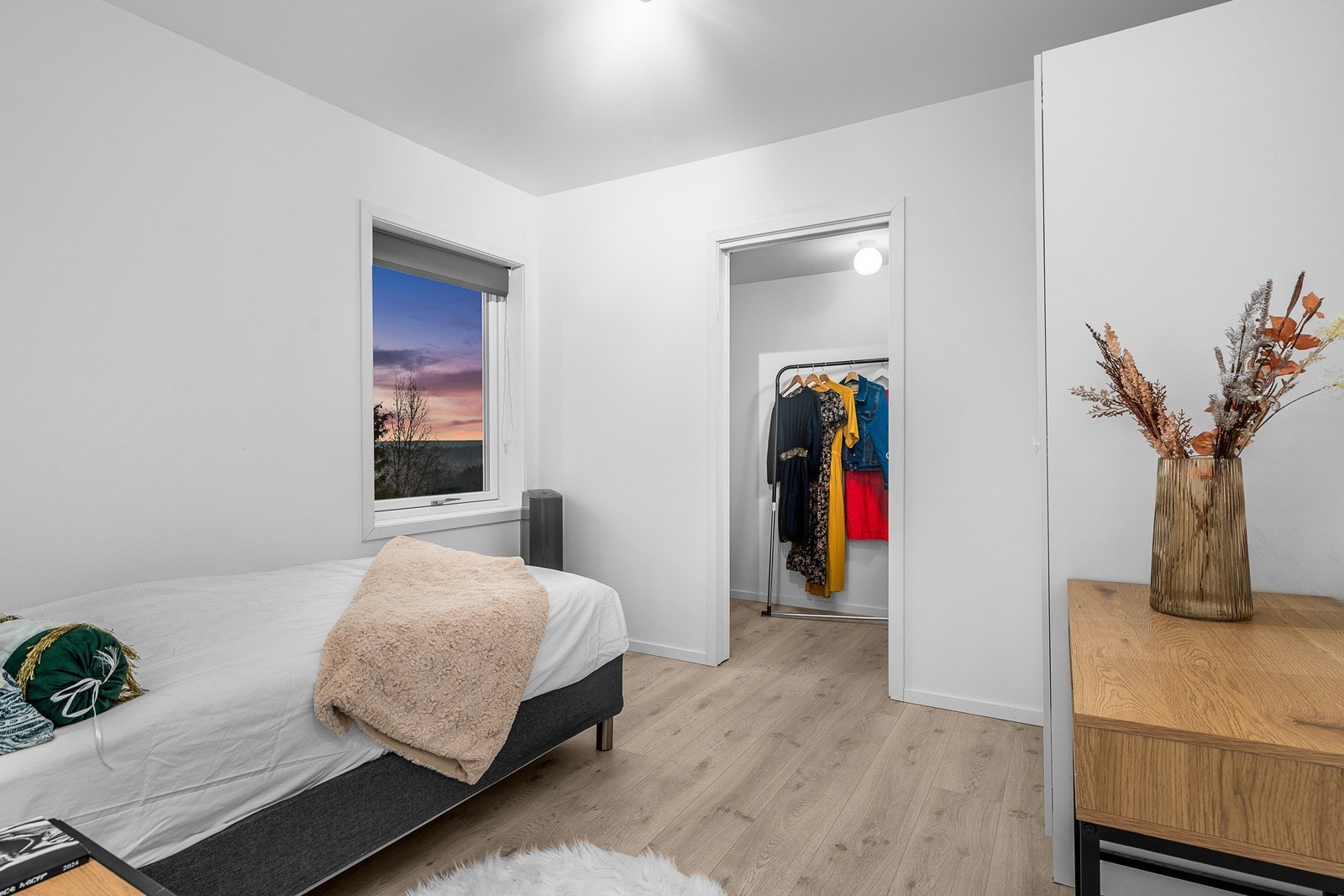 Soverommet i 1. etasje har tilgang fra stuen og det er muligheter for walk-in garderobe eller bare oppbevaring! Galleribilde