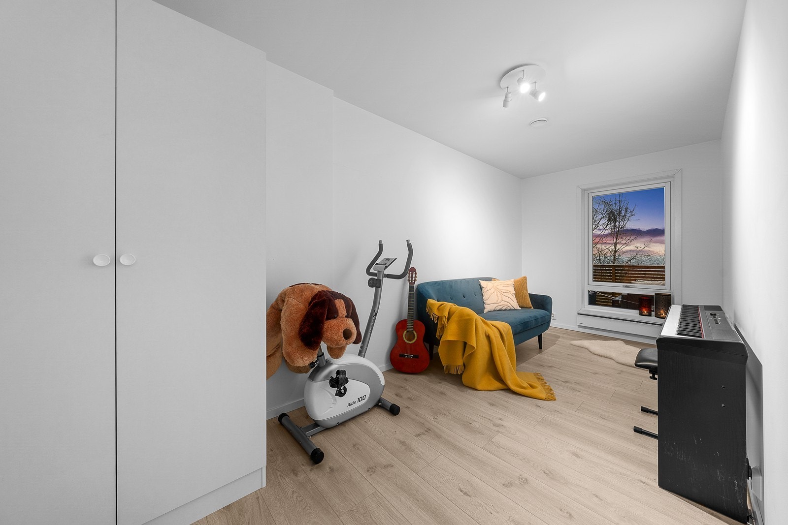 Hyggelig soverom med garderobeskap! Galleribilde