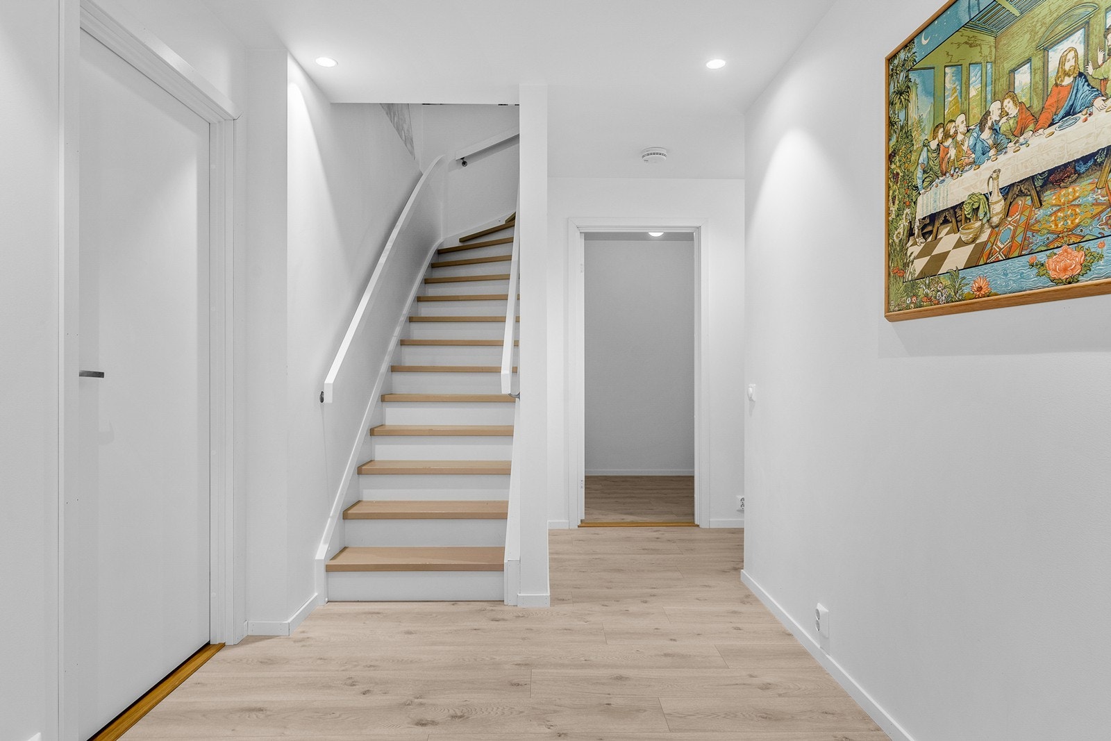 Velkommen til boligens underetasje. Her er det bl.a. en romslig bod for ekstra oppbevaring! Galleribilde