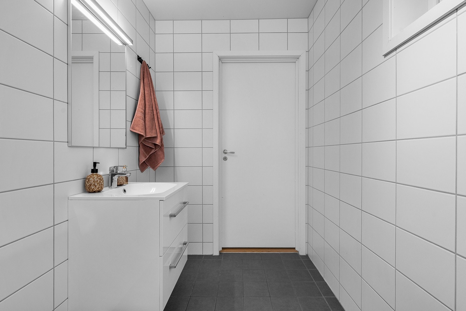 Flislagt bad/wc i 1. etasje med varmekabler i gulv! Galleribilde