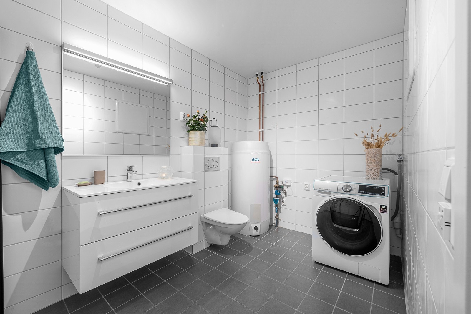 Romslig og behagelig baderom i underetasje! Galleribilde