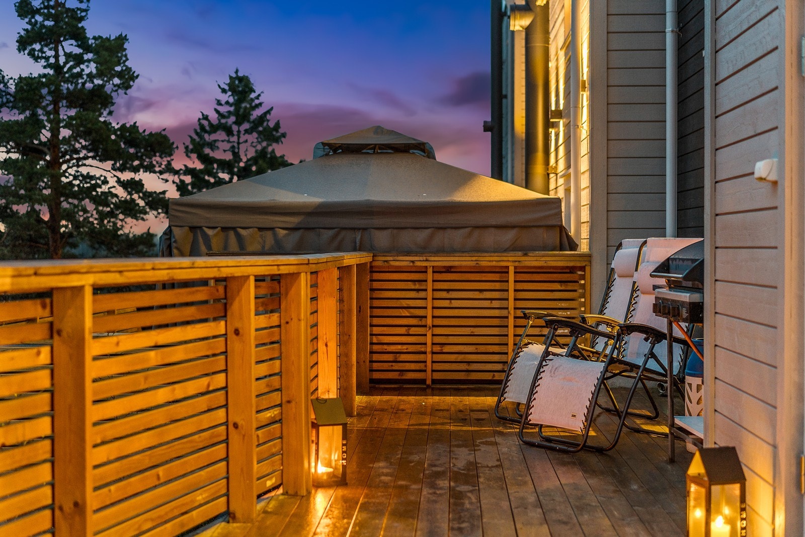 Fin og rolig uteplass på baksiden av huset! Galleribilde